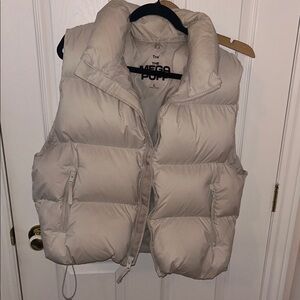 TNA mega puff vest (pearl colour)